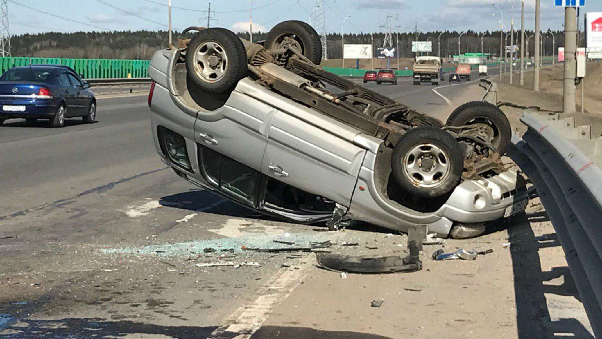 Мкад перевернулась машина. Мкад москва. Мкад перевернулась машина. Мкад перевернулась машина. Грузовик перевернулся на мкаде.