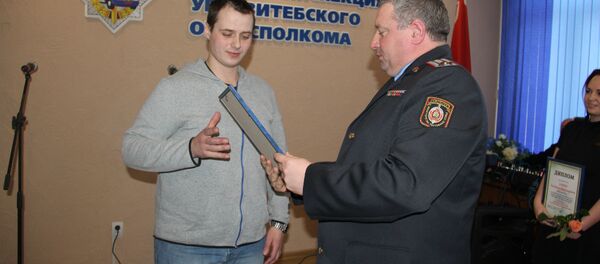 ДАІ Віцебскай вобласці ўзнагародзіла карэспандэнта Sputnik ДАІ Віцебскай вобласці ўзнагародзіла карэспандэнта Sputnik - Sputnik Беларусь