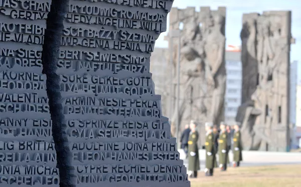 Мемориальный комплекс &quot;Тростенец&quot;В годы Второй мировой войны лагерь смерти Тростенец, созданный осенью 1941 года к юго-востоку от Минска, стал крупнейшим в Беларуси и на той территории Советского Союза, что была оккупирована немцами. По количеству жертв фашизма Тростенец стал четвертым после Освенцима, Майданека и Треблинки.22 июня 2015 года на месте концлагеря был открыт мемориальный комплекс &quot;Тростенец&quot; с 10-метровым центральным монументом &quot;Врата памяти&quot; – он стал продолжением мемориала, построенного здесь в 1960-е годы.На фото: скульптурная композиция &quot;Массив имен&quot; в мемориальном комплексе &quot;Тростенец&quot;. - Sputnik Беларусь