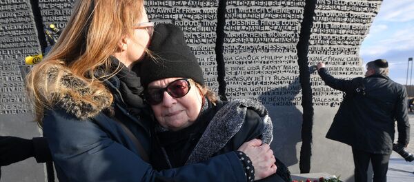 Эдна Магдер у памятника Массив имен - Sputnik Беларусь