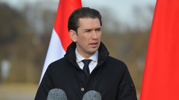Канцлер Австрии Себастьян Курц также привез с собой табличку с именем погибшего австрийца - Sputnik Беларусь