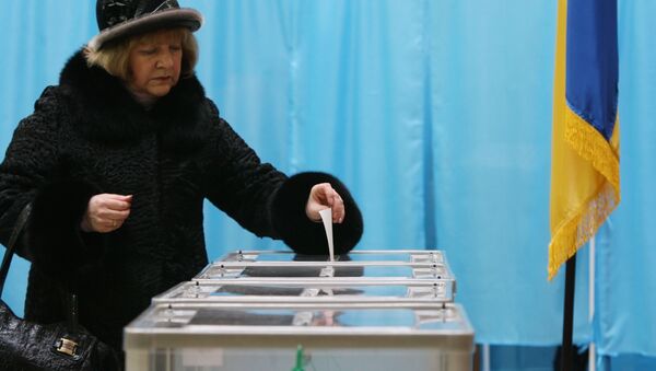 Жительница Киева во время голосования - Sputnik Беларусь