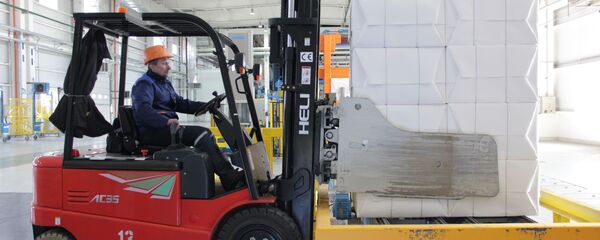 Упакованная целлюлоза готовится к отправке на экспорт - Sputnik Беларусь