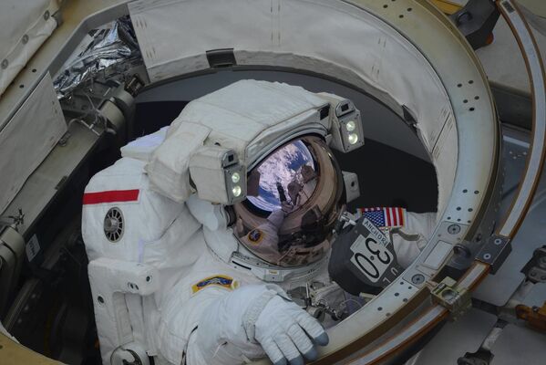 Выход в открытый космос космонавтов Энн Макклейн и Ник Хейг - Sputnik Беларусь