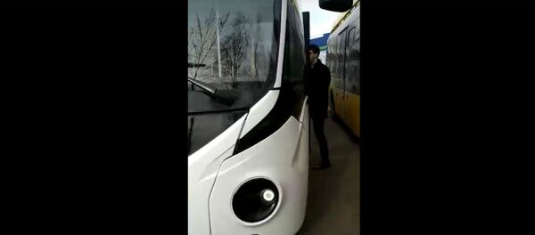 Видеофакт: Белкоммунмаш показал первый праворульный электробус Видеофакт: Белкоммунмаш показал первый праворульный электробус - Sputnik Беларусь