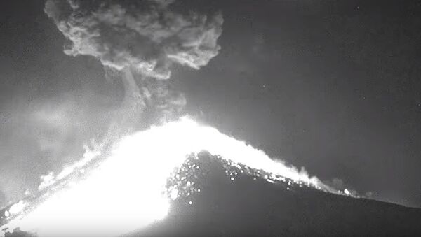Самый опасный вулкан снова проснулся в Мексике - Sputnik Беларусь