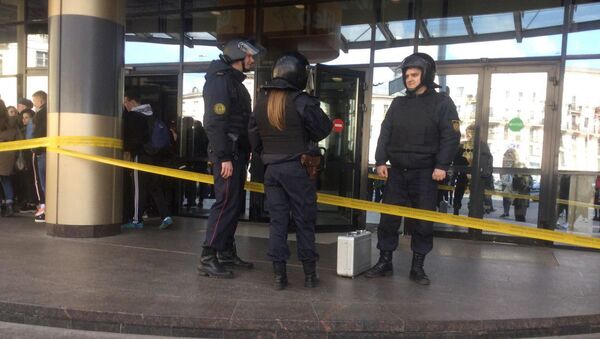 Сотрудники милиции дежурят у входа в здание - Sputnik Беларусь