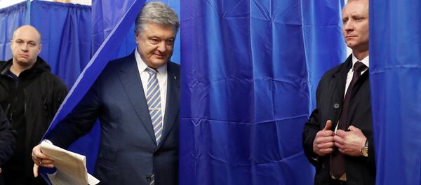 Действующий президент Петр Порошенко голосует на выборах президента - Sputnik Беларусь