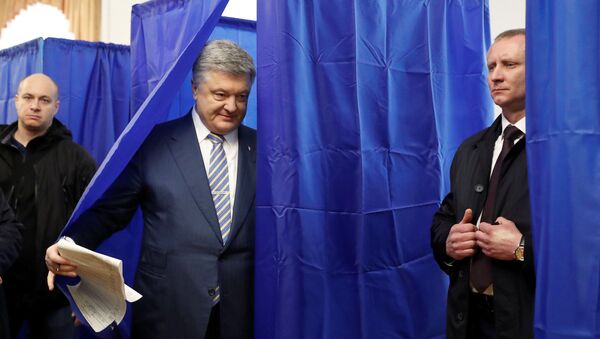 Действующий президент Петр Порошенко голосует на выборах президента - Sputnik Беларусь