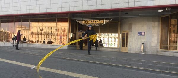 Сотрудник милиции снимает оцепление - Sputnik Беларусь