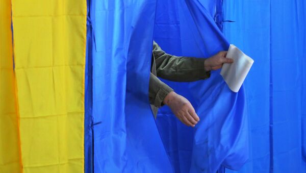 Мужчина во время голосования на выборах президента Украины - Sputnik Беларусь
