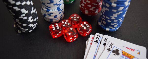 Карты, фишки и кости, архивное фото - Sputnik Беларусь