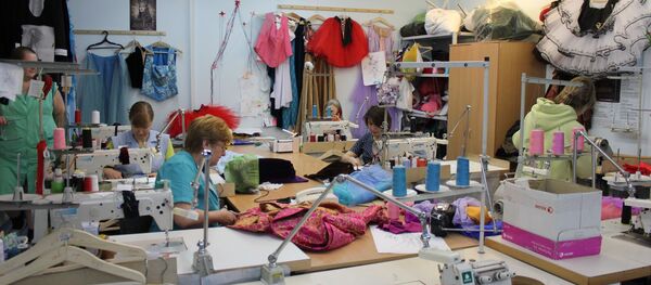 Артысту хочацца бачыць сябе ў люстэрку прыгожым, таму часам даводзіцца рабіць шмат хутчэй для артыста, чым для гледача Артысту хочацца бачыць сябе ў люстэрку прыгожым, таму часам даводзіцца рабіць шмат хутчэй для артыста, чым для гледача - Sputnik Беларусь