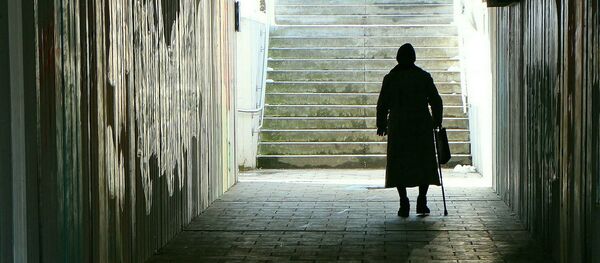 Пожилая женщина в подземном переходе, архивное фото - Sputnik Беларусь