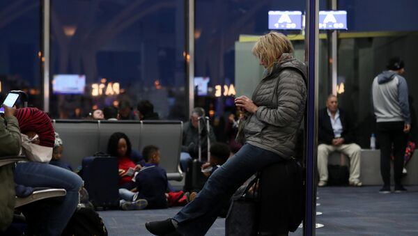 Пассажиры в аэропорту ждут возобновления рейсов - Sputnik Беларусь