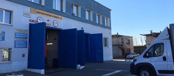 На линии техосмотра с утра была всего одна машина - Sputnik Беларусь