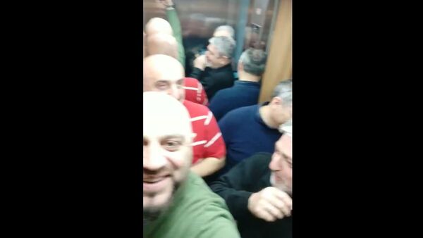 Пятеро грузин застряли в лифте, спели песню и стали любимцами соцсетей - Sputnik Беларусь