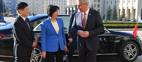 Председатель Палаты представителей нацсобрания РБ Владимир Андрейченко и заместитель председателя постоянного комитета Всекитайского собрания народных представителей , председатель Всекитайской федерации женщина Шень Юэюэ. - Sputnik Беларусь