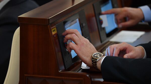 У каждого депутата на рабочем месте в Овальном зале — встроенный в стол миникомпьютер - Sputnik Беларусь