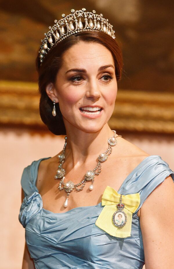 Принц Чарльз не позволил Меган Маркл надеть тиару принцессы Дианы - Sputnik Беларусь