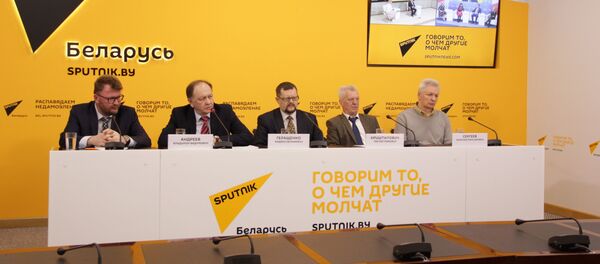 В пресс-центре Sputnik прошел видеомост Минск-Симферополь-Москва, посвященный 20-летию Союзного государства - Sputnik Беларусь