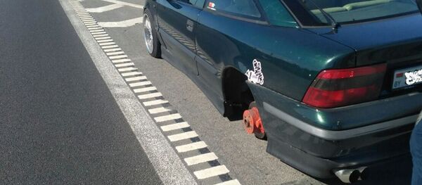 Автомобиль потерял колесо на МКАД во время движения - Sputnik Беларусь