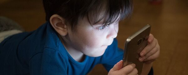 Ребенок с мобильным телефоном - Sputnik Беларусь