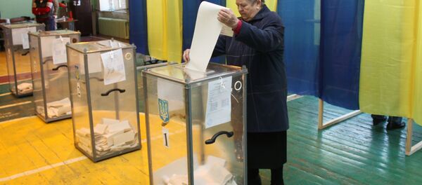 Жители голосуют на украинских президентских выборах Жители голосуют на украинских президентских выборах - Sputnik Беларусь