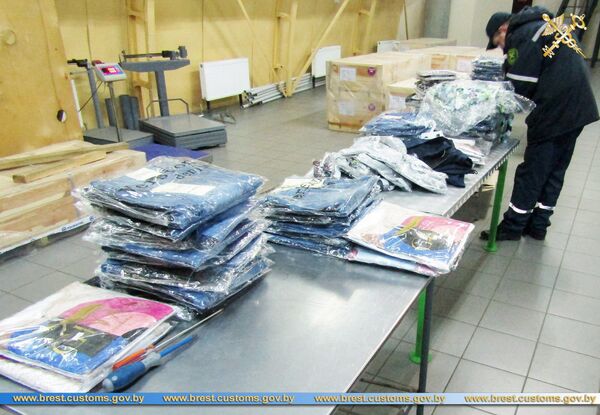 Брестчанин лишился авто, пытаясь ввезти в Беларусь 45 килограммов одежды - Sputnik Беларусь