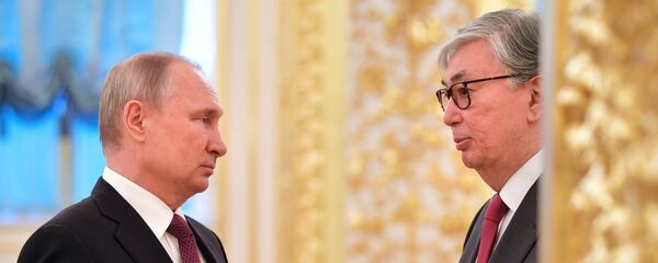 Президент РФ Владимир Путин и президент Казахстана Касым-Жомарт Токаев во время встречи Президент РФ Владимир Путин и президент Казахстана Касым-Жомарт Токаев во время встречи - Sputnik Беларусь