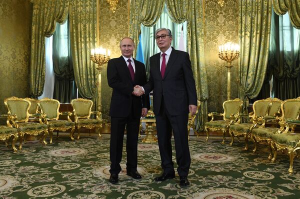 Добрый сосед и дальние родственники: о первом визите президента Казахстана  - Sputnik Беларусь