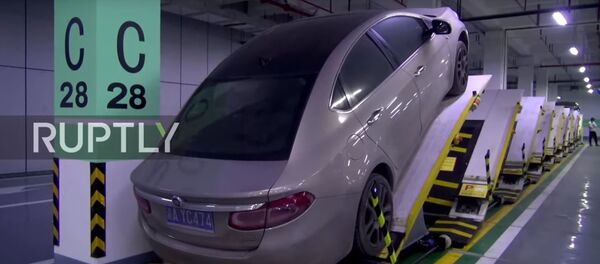 Вертикальную парковку тестируют в Китае, видео - Sputnik Беларусь