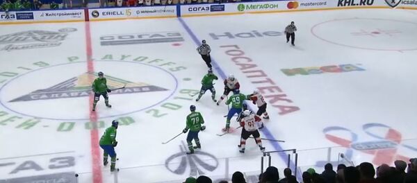 Хоккеисты Авангарда и Салавата Юлаева устроили массовую драку, видео Хоккеисты Авангарда и Салавата Юлаева устроили массовую драку, видео - Sputnik Беларусь