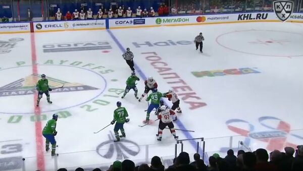 Хоккеисты Авангарда и Салавата Юлаева устроили массовую драку, видео - Sputnik Беларусь