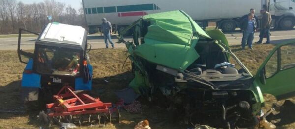 Под Барановичами водитель микроавтобуса уснул за рулем и влетел в трактор Под Барановичами водитель микроавтобуса уснул за рулем и влетел в трактор - Sputnik Беларусь