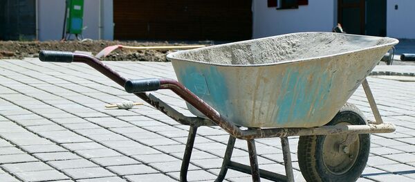 Тачка с цементом, архивное фото Тачка с цементом, архивное фото - Sputnik Беларусь