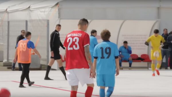Марко Матерацци сыграл на пластиковом поле в Сочи, видео - Sputnik Беларусь