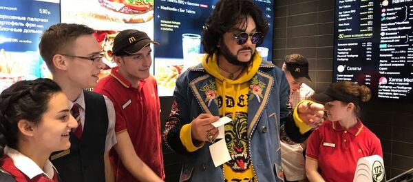 Филипп Киркоров в минском ресторане МакДональдс - Sputnik Беларусь