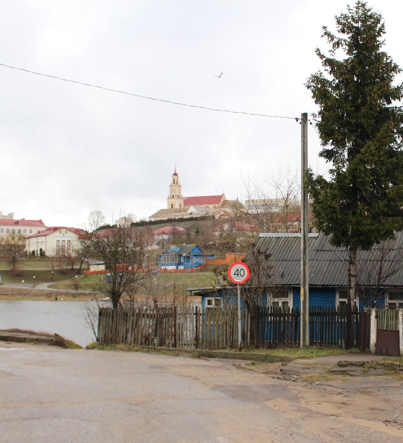 Два пенсионера живут в доме без одной стены и 60 лет ждут сноса -  08.04.2019, Sputnik Беларусь