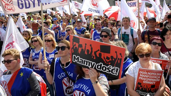 Учителя вышли на улицы Варшавы с требованием повышения зарплаты - Sputnik Беларусь