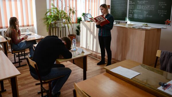 Школьники и учительница, архивное фото - Sputnik Беларусь