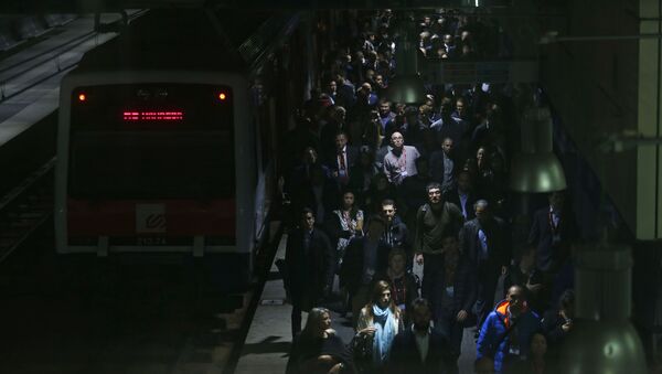Пассажиры метро в Барселоне - Sputnik Беларусь