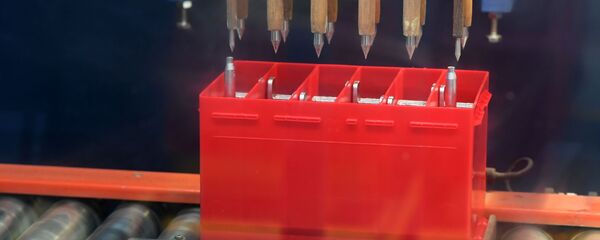 На сборочном участке завода по производству аккумуляторных батарей На сборочном участке завода по производству аккумуляторных батарей - Sputnik Беларусь