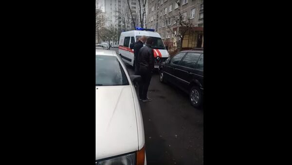 Принципиальный водитель VW на 20 минут задержал скорую во дворе - Sputnik Беларусь