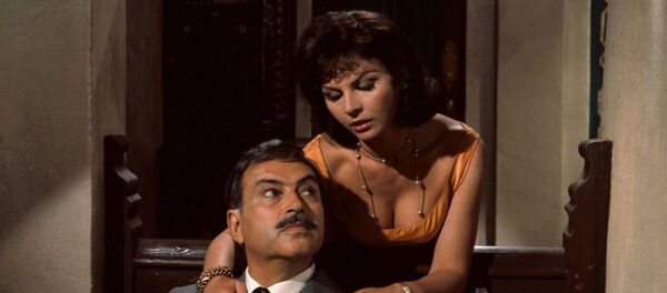 Кадр из фильма про агента 007, где сыграла актриса Надя Регин - Sputnik Беларусь