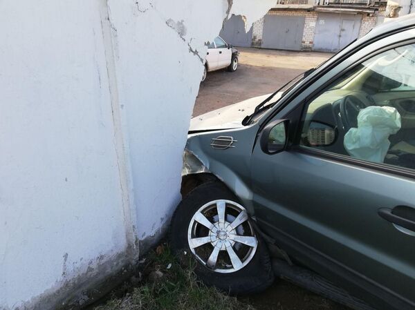 Отвлекся на телефон: водитель совершил ДТП и врезался в бетонный забор - Sputnik Беларусь