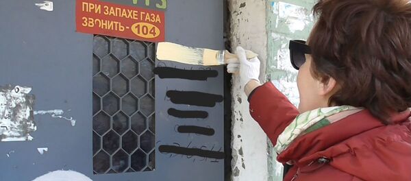 Активисты Движения матерей 328 закрашивают граффити, рекламирующие наркотики - Sputnik Беларусь