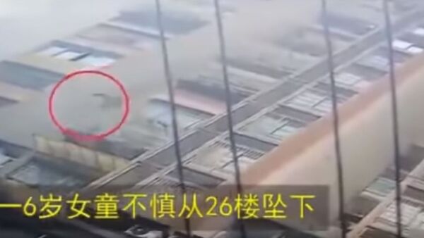 Шестилетняя китаянка упала с 26 этажа и выжила - Sputnik Беларусь