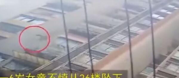 Шестилетняя китаянка упала с 26 этажа и выжила - Sputnik Беларусь