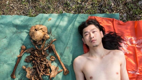Китайский художник сфотографировался со скелетом своего отца - Sputnik Беларусь